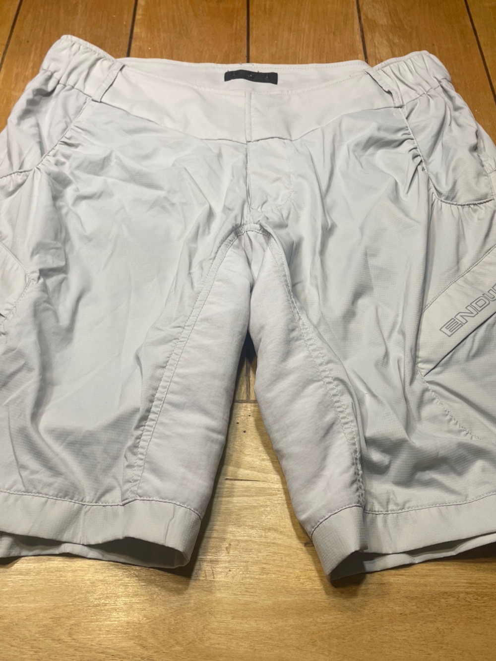 Endura Hummvee Lite MTB Cycling Shorts Size Medium Color Light Gray Multi Pocket